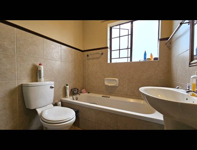 2 BEDROOM APARTMENT FOR SALE IN MOOIKLOOF RIDGE